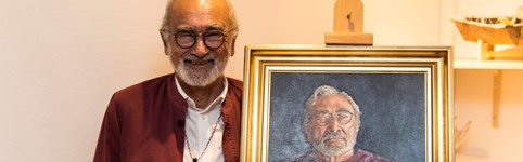 Formand for Inatsisartut Lars-Emil Johansen har afsløret portrætmaleri af tidligere formand for Inatsisartut Josef Motzfeldt