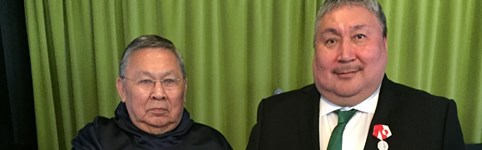 Formand for Inatsisartut Lars-Emil Johansen har den 9. juni 2017 tildelt en Nersornaat i sølv til Direktør Hanseeraq Enoksen, Sisimiut