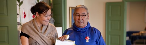 Formanden for Inatsisartut Vivian Motzfeldt har den 15. juni 2020 tildelt Nersornaat i sølv til Foregangsmand Jakob Kruse i Hans Egedes Hus, Nuuk 