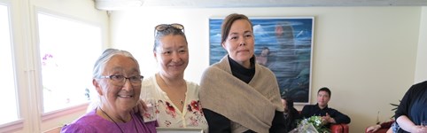 Formanden for Inatsisartut Vivian Motzfeldt har den 22. juni 2020 tildelt Nersornaat i sølv til forbillede Louise Zeeb i Hans Egedes Hus, Nuuk