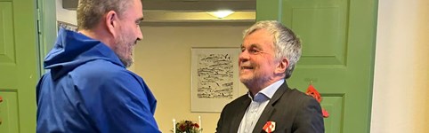 Formanden for Inatsisartut Kim Kielsen har den 15. december 2022 tildelt Nersornaat i sølv til Landslæge Henrik L. Hansen
